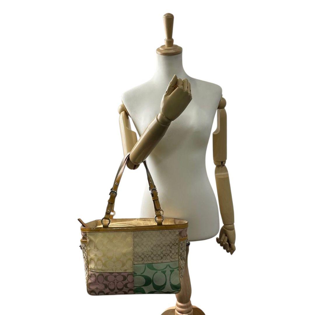 コーチ　ハンドバッグ　マルチカラー　パッチワーク　シグネチャー　ワンショルダー　T4　トートバッグ　キャンバス　パテントレザー　本革　肩掛け可　肩かけ可　シルバー金具　F14868　ピンク　イエロー　グリーン　COACH