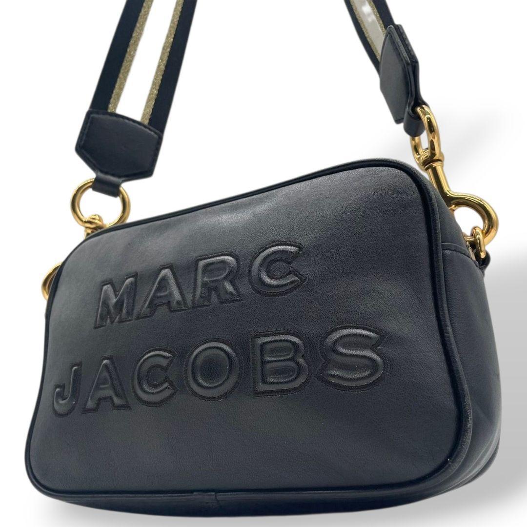 MARC JACOBS マークジェイコブス ショルダーバッグ ブラック 黒 デカロゴ レザー 本革 斜め掛け可 ゴールド金具 ロゴプレート s88 コンパクト 高級感 スタイリッシュ