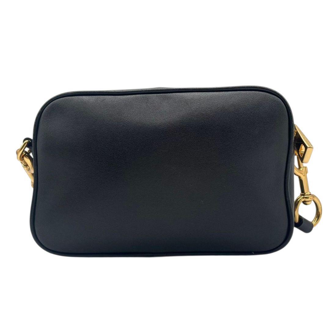 MARC JACOBS マークジェイコブス ショルダーバッグ ブラック 黒 デカロゴ レザー 本革 斜め掛け可 ゴールド金具 ロゴプレート s88 コンパクト 高級感 スタイリッシュ