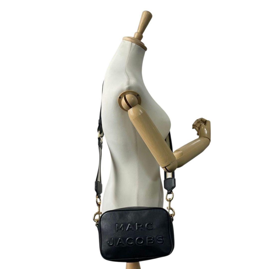 MARC JACOBS マークジェイコブス ショルダーバッグ ブラック 黒 デカロゴ レザー 本革 斜め掛け可 ゴールド金具 ロゴプレート s88 コンパクト 高級感 スタイリッシュ