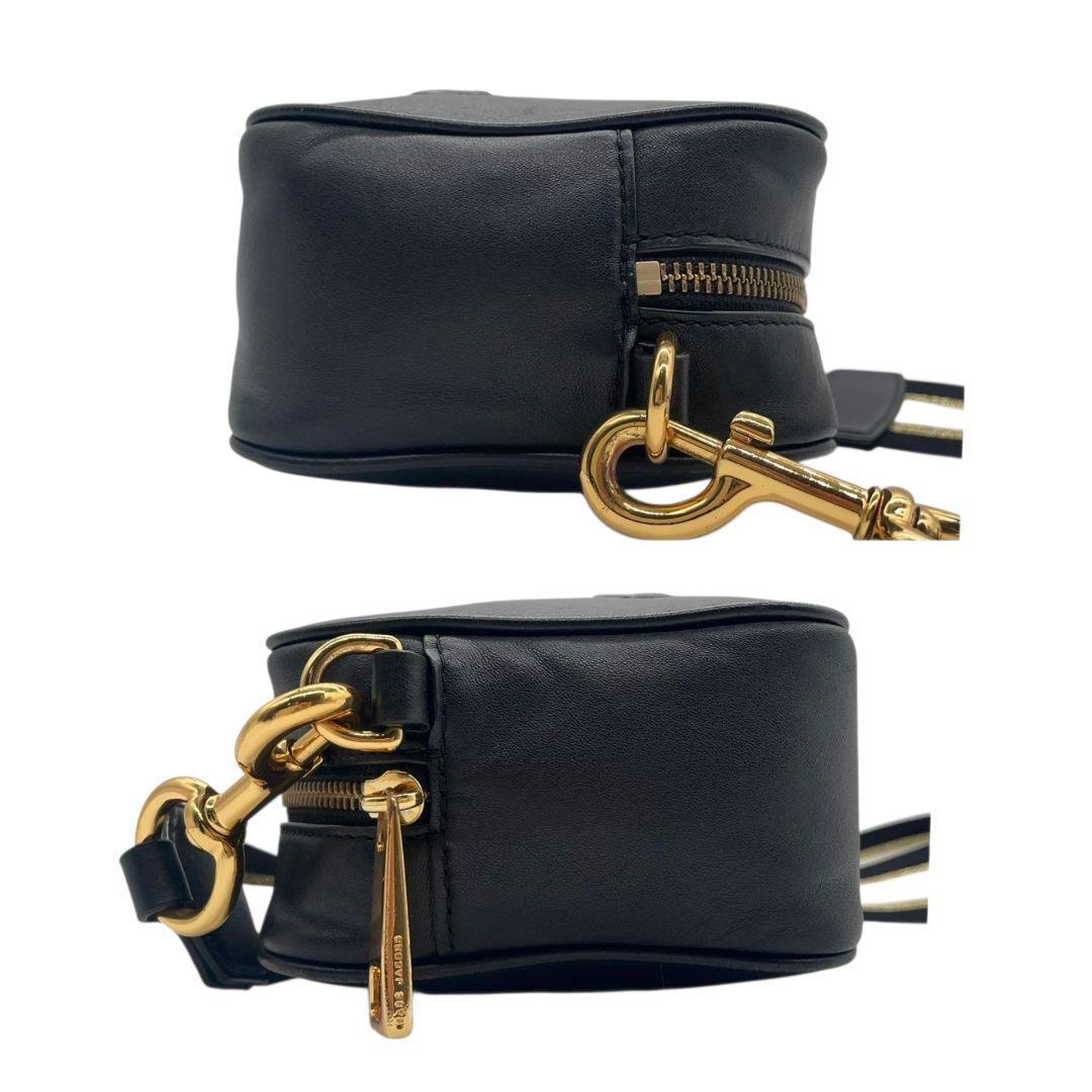 MARC JACOBS マークジェイコブス ショルダーバッグ ブラック 黒 デカロゴ レザー 本革 斜め掛け可 ゴールド金具 ロゴプレート s88 コンパクト 高級感 スタイリッシュ