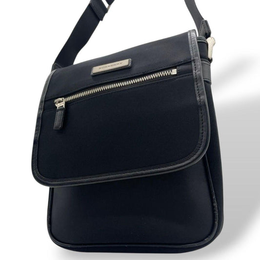 バーバリー ショルダーバッグ 黒 ブラック ロゴプレート フラップ ナイロン レザー 斜め掛け可 シルバー金具 シンプル 高級感 BURBERRY S18