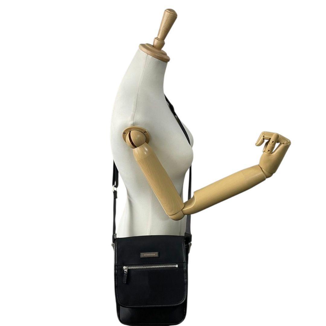 バーバリー ショルダーバッグ 黒 ブラック ロゴプレート フラップ ナイロン レザー 斜め掛け可 シルバー金具 シンプル 高級感 BURBERRY S18