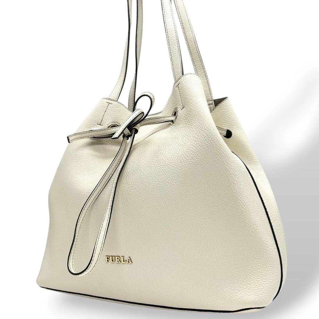 美品 フルラ ショルダーバッグ 白 巾着 レザー 本革 ワンショルダー s9 ハンドバッグ トートバッグ 肩掛け可 肩かけ可 ホワイト ゴールド金具 ロゴ 自立可 FURLA