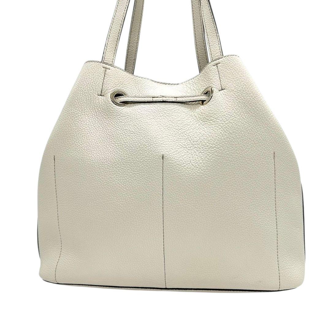 美品 フルラ ショルダーバッグ 白 巾着 レザー 本革 ワンショルダー s9 ハンドバッグ トートバッグ 肩掛け可 肩かけ可 ホワイト ゴールド金具 ロゴ 自立可 FURLA