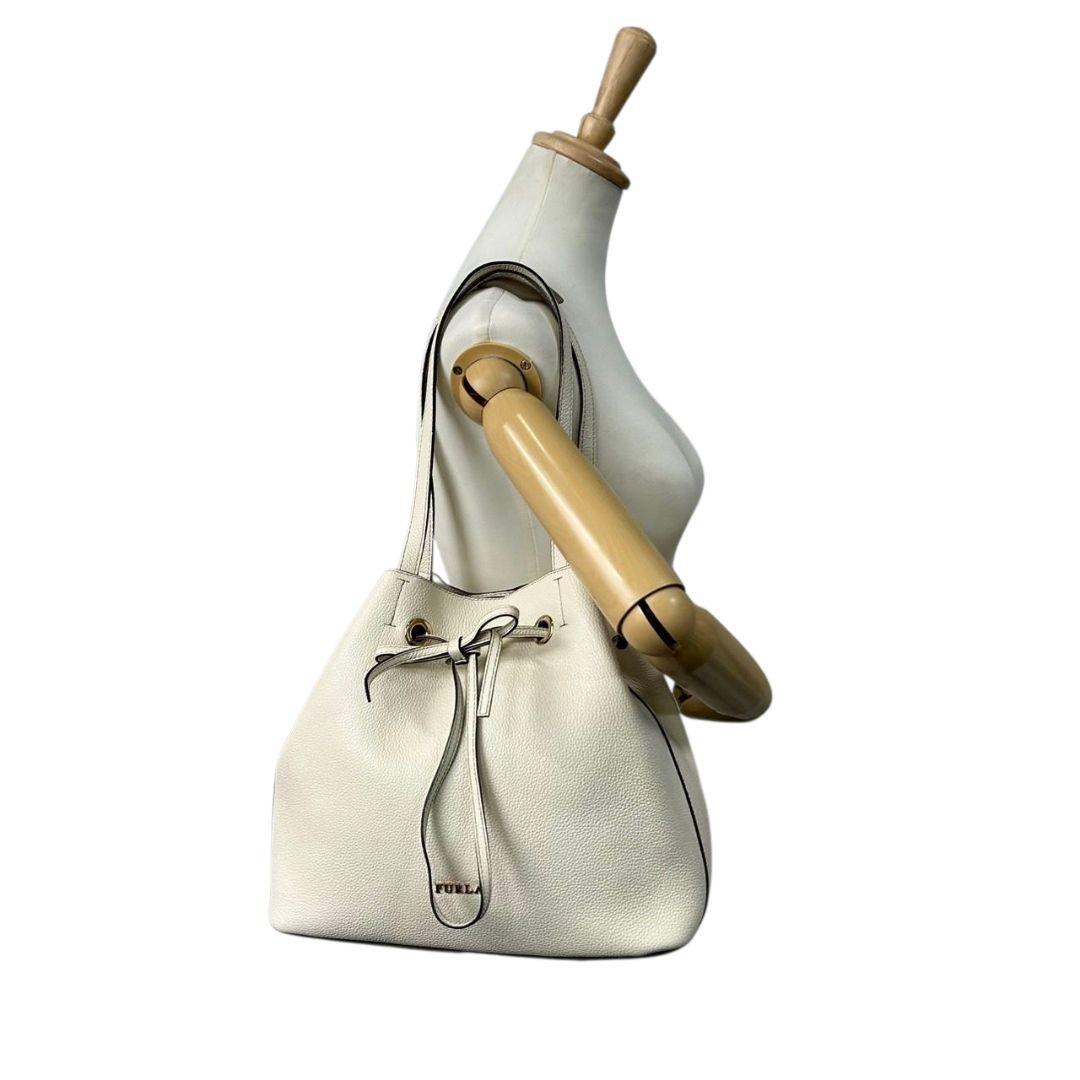美品 フルラ ショルダーバッグ 白 巾着 レザー 本革 ワンショルダー s9 ハンドバッグ トートバッグ 肩掛け可 肩かけ可 ホワイト ゴールド金具 ロゴ 自立可 FURLA