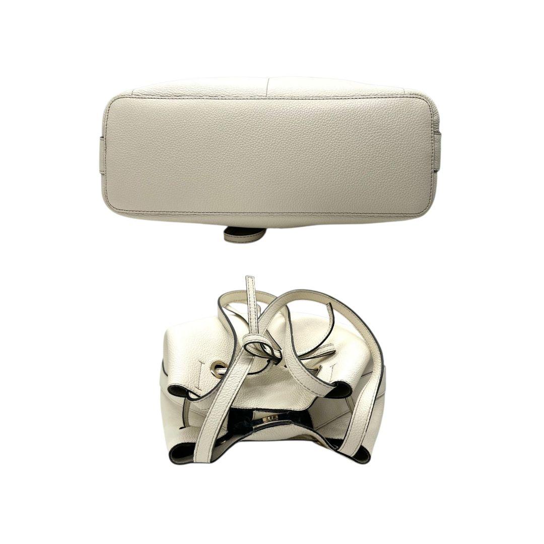 美品 フルラ ショルダーバッグ 白 巾着 レザー 本革 ワンショルダー s9 ハンドバッグ トートバッグ 肩掛け可 肩かけ可 ホワイト ゴールド金具 ロゴ 自立可 FURLA