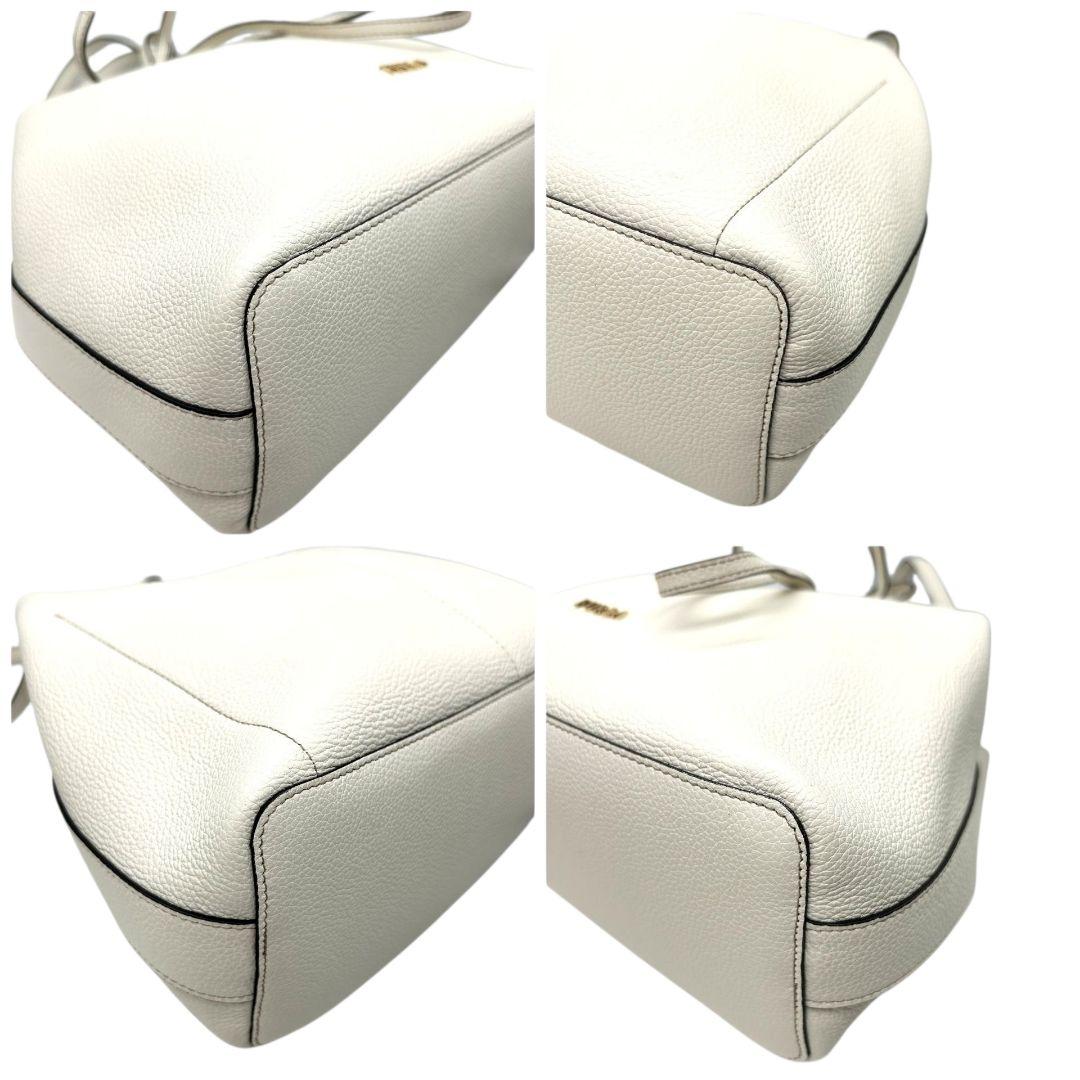 美品 フルラ ショルダーバッグ 白 巾着 レザー 本革 ワンショルダー s9 ハンドバッグ トートバッグ 肩掛け可 肩かけ可 ホワイト ゴールド金具 ロゴ 自立可 FURLA