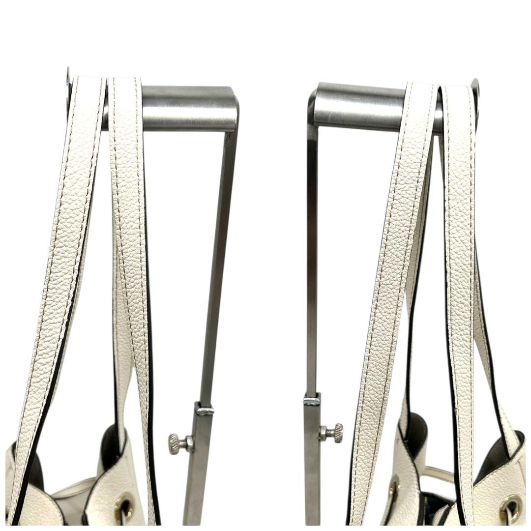 美品 フルラ ショルダーバッグ 白 巾着 レザー 本革 ワンショルダー s9 ハンドバッグ トートバッグ 肩掛け可 肩かけ可 ホワイト ゴールド金具 ロゴ 自立可 FURLA