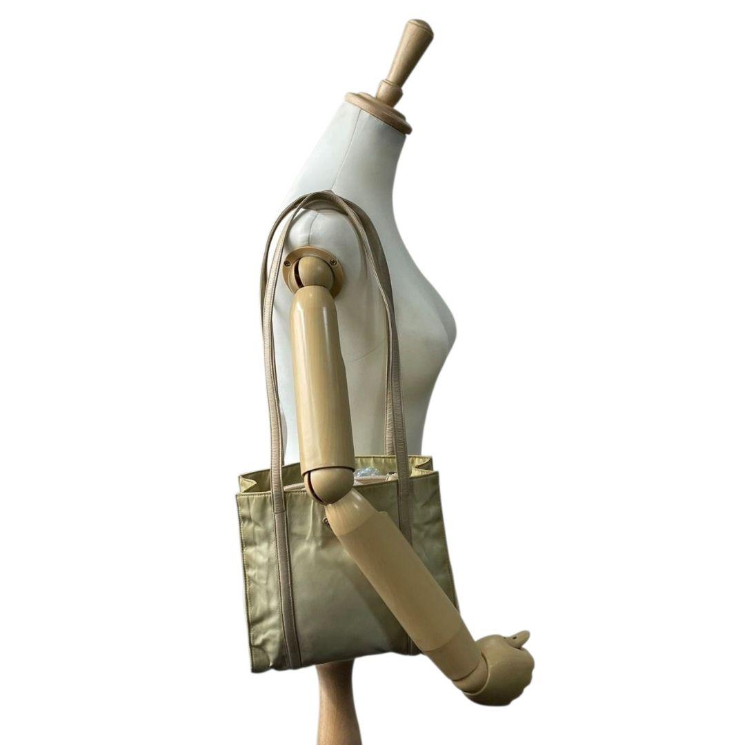 プラダ テスート トートバッグ ベージュ 三角ロゴプレート シルバー金具 ワンショルダー 肩掛け可 レザー ハンドバッグ