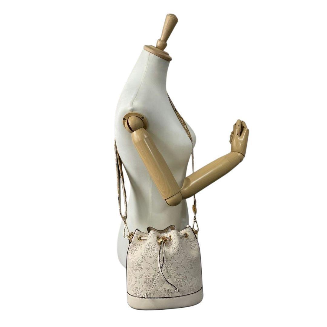 美品 トリーバーチ ショルダーバッグ マックグロー アイボリー パンチング 巾着 ベージュ レザー 本革 斜め掛け可 自立可 ロゴ金具 ゴールド金具 TORY BURCH