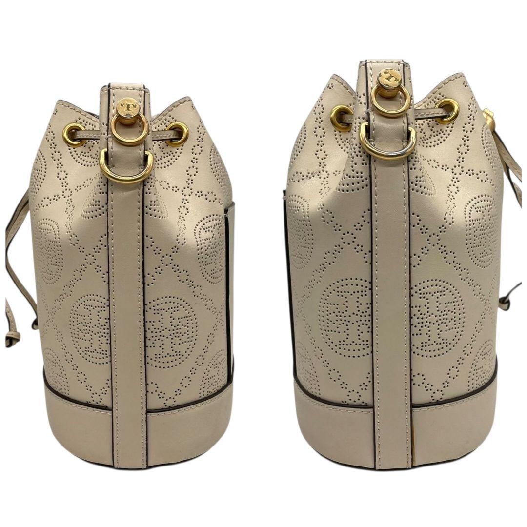 美品 トリーバーチ ショルダーバッグ マックグロー アイボリー パンチング 巾着 ベージュ レザー 本革 斜め掛け可 自立可 ロゴ金具 ゴールド金具 TORY BURCH