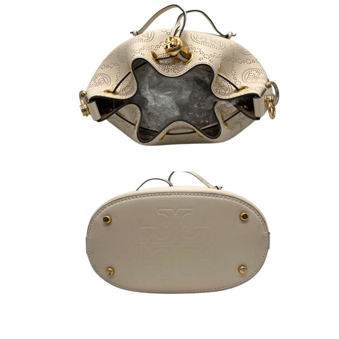 美品 トリーバーチ ショルダーバッグ マックグロー アイボリー パンチング 巾着 ベージュ レザー 本革 斜め掛け可 自立可 ロゴ金具 ゴールド金具 TORY BURCH