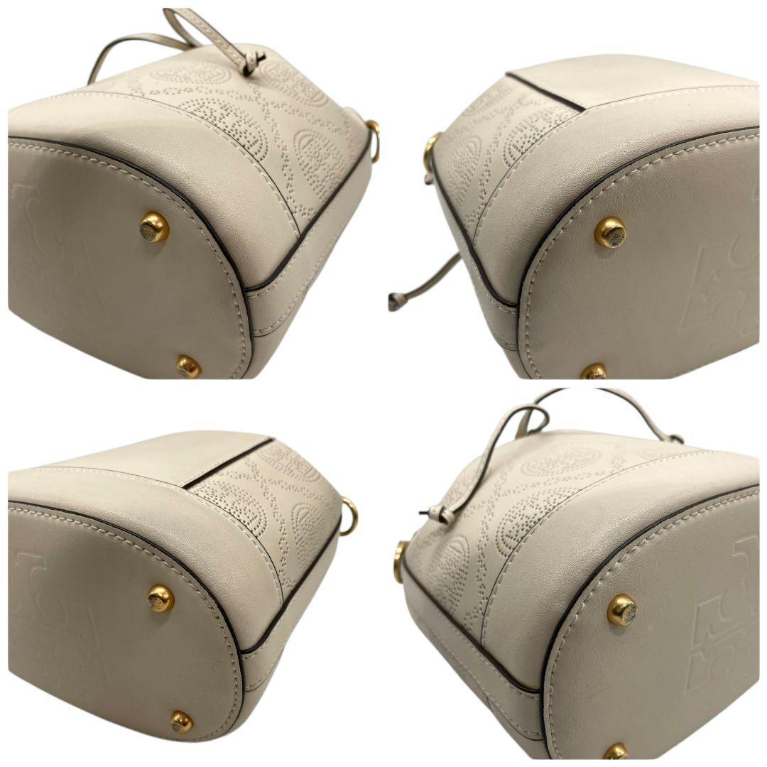 美品 トリーバーチ ショルダーバッグ マックグロー アイボリー パンチング 巾着 ベージュ レザー 本革 斜め掛け可 自立可 ロゴ金具 ゴールド金具 TORY BURCH