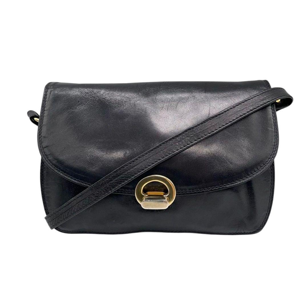 ノーブランド ショルダーバッグ 黒 ブラック フラップ レザー 本革 ゴールド金具 斜め掛け可 シンプル 上品 おしゃれ 通勤 通学 カジュアル 高級感 スタイリッシュ