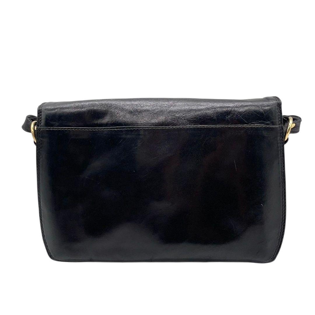 ノーブランド ショルダーバッグ 黒 ブラック フラップ レザー 本革 ゴールド金具 斜め掛け可 シンプル 上品 おしゃれ 通勤 通学 カジュアル 高級感 スタイリッシュ