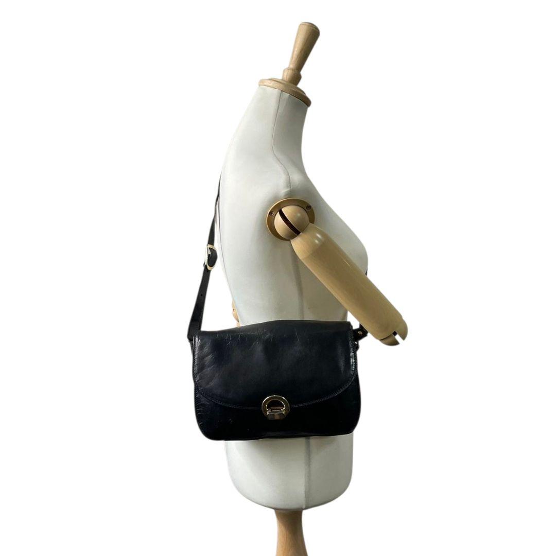 ノーブランド ショルダーバッグ 黒 ブラック フラップ レザー 本革 ゴールド金具 斜め掛け可 シンプル 上品 おしゃれ 通勤 通学 カジュアル 高級感 スタイリッシュ