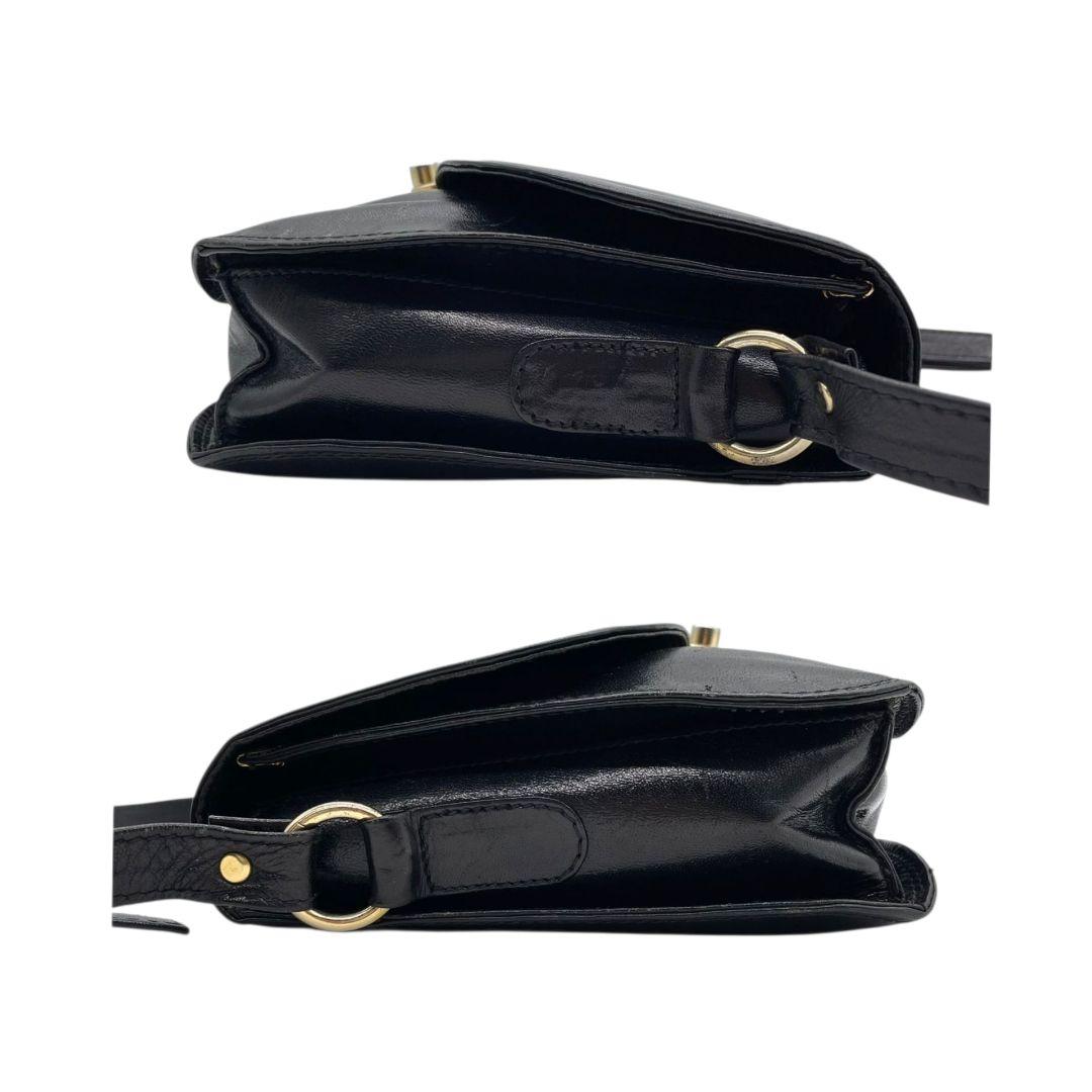 ノーブランド ショルダーバッグ 黒 ブラック フラップ レザー 本革 ゴールド金具 斜め掛け可 シンプル 上品 おしゃれ 通勤 通学 カジュアル 高級感 スタイリッシュ