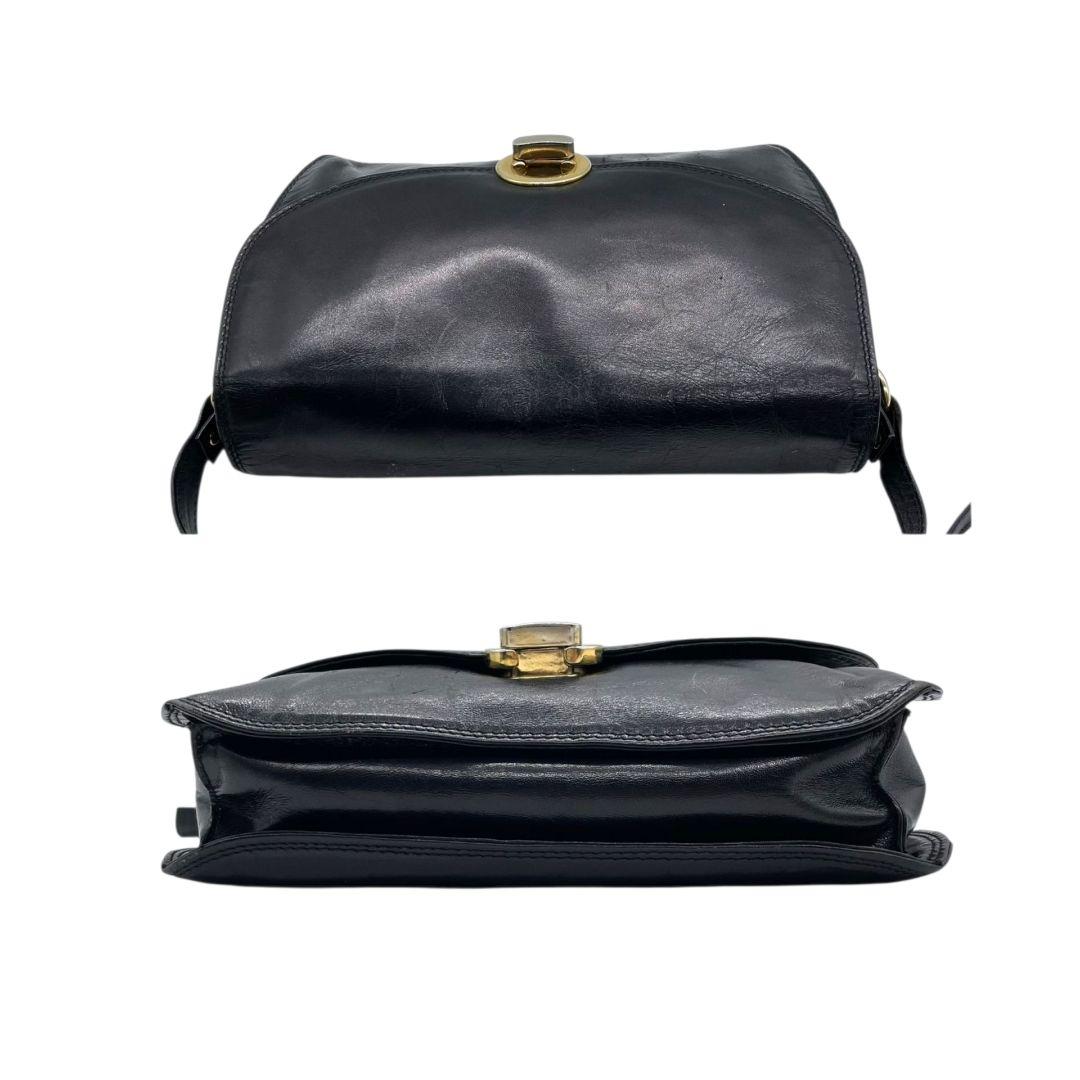 ノーブランド ショルダーバッグ 黒 ブラック フラップ レザー 本革 ゴールド金具 斜め掛け可 シンプル 上品 おしゃれ 通勤 通学 カジュアル 高級感 スタイリッシュ