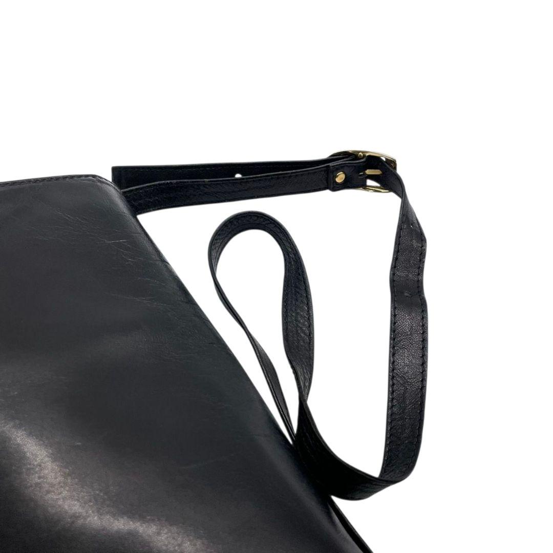 ノーブランド ショルダーバッグ 黒 ブラック フラップ レザー 本革 ゴールド金具 斜め掛け可 シンプル 上品 おしゃれ 通勤 通学 カジュアル 高級感 スタイリッシュ
