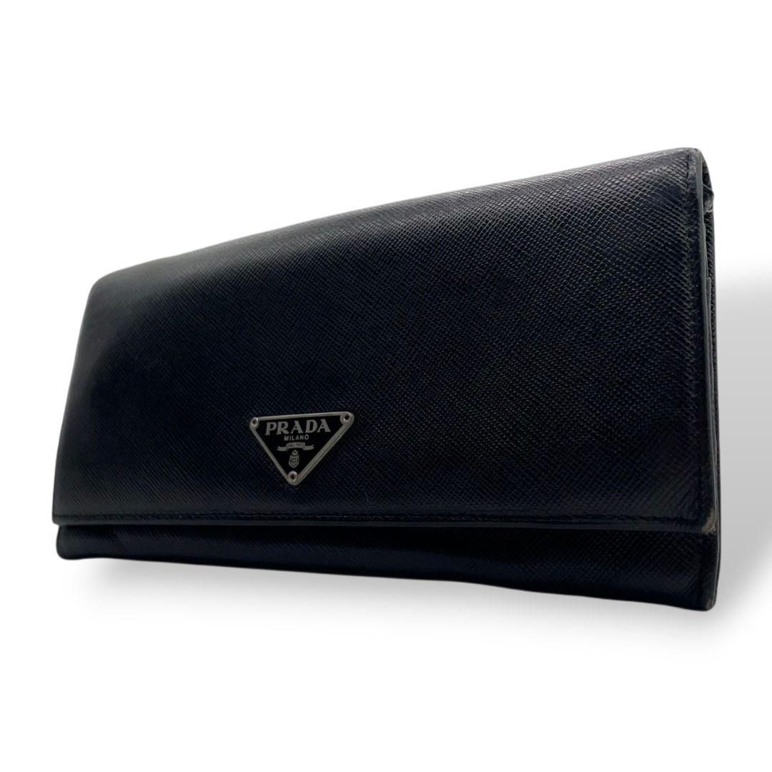 プラダ 長財布 黒 ブラック サフィアーノ レザー 本革 フラップ 三角ロゴプレート シルバー金具 ロゴ 高級感 PRADA W1