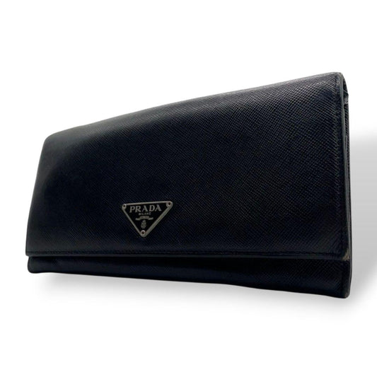 プラダ 長財布 黒 ブラック サフィアーノ レザー 本革 フラップ 三角ロゴプレート シルバー金具 ロゴ 高級感 PRADA W1