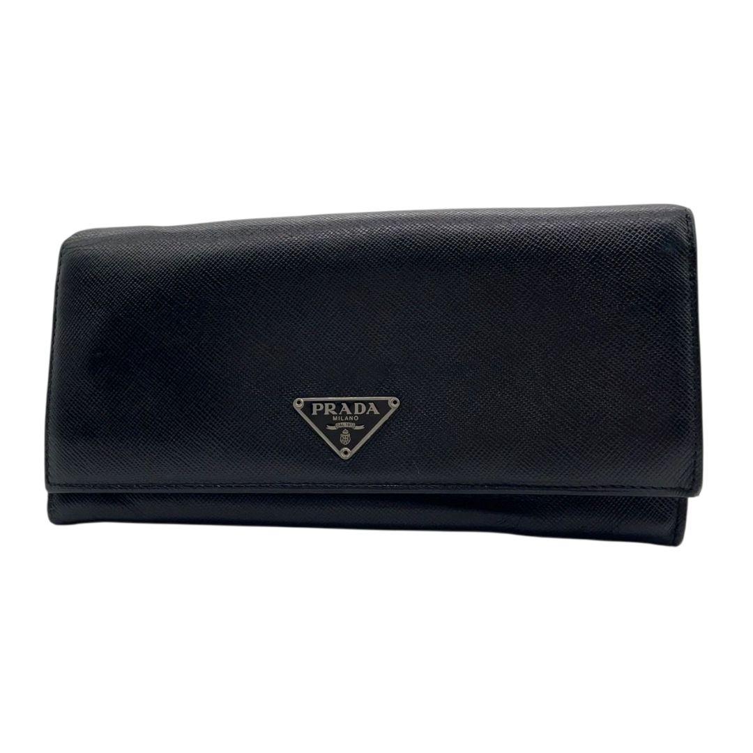 プラダ 長財布 黒 ブラック サフィアーノ レザー 本革 フラップ 三角ロゴプレート シルバー金具 ロゴ 高級感 PRADA W1