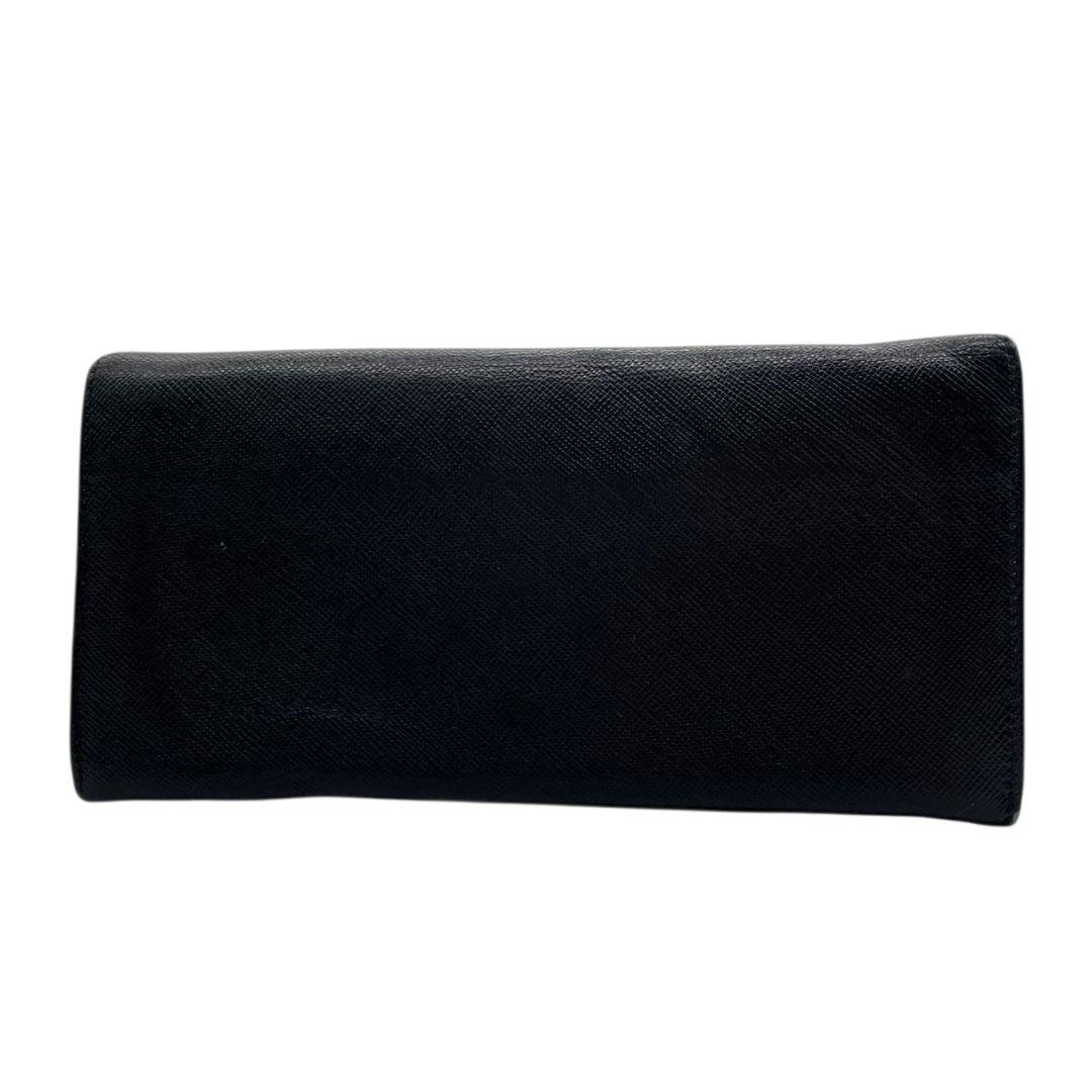 プラダ 長財布 黒 ブラック サフィアーノ レザー 本革 フラップ 三角ロゴプレート シルバー金具 ロゴ 高級感 PRADA W1