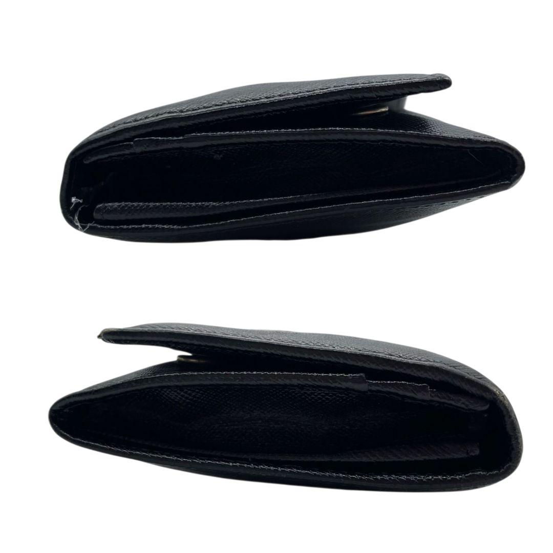 プラダ 長財布 黒 ブラック サフィアーノ レザー 本革 フラップ 三角ロゴプレート シルバー金具 ロゴ 高級感 PRADA W1