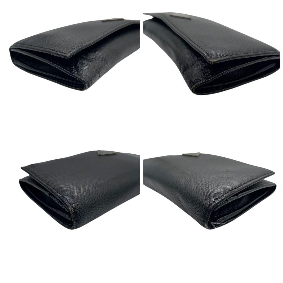 プラダ 長財布 黒 ブラック サフィアーノ レザー 本革 フラップ 三角ロゴプレート シルバー金具 ロゴ 高級感 PRADA W1