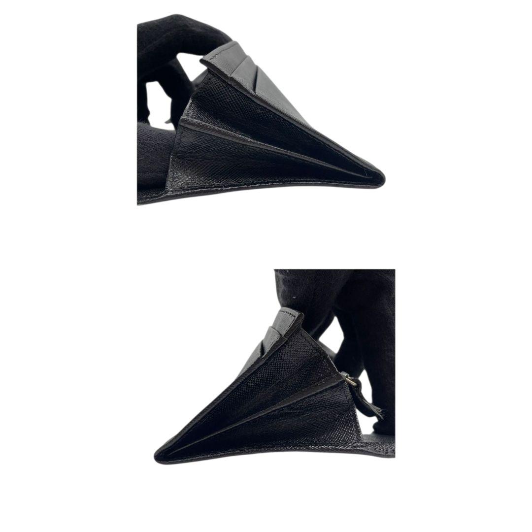 プラダ 長財布 黒 ブラック サフィアーノ レザー 本革 フラップ 三角ロゴプレート シルバー金具 ロゴ 高級感 PRADA W1