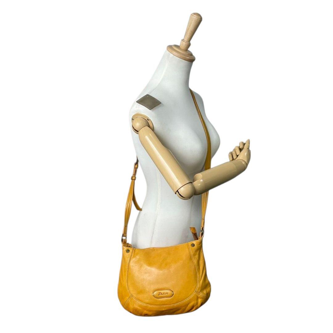 ダコタ Dakota ショルダーバッグ 黄 イエロー ホーボー レザー 本革 ロゴ ロゴプレート 斜め掛け可 T1 レディース