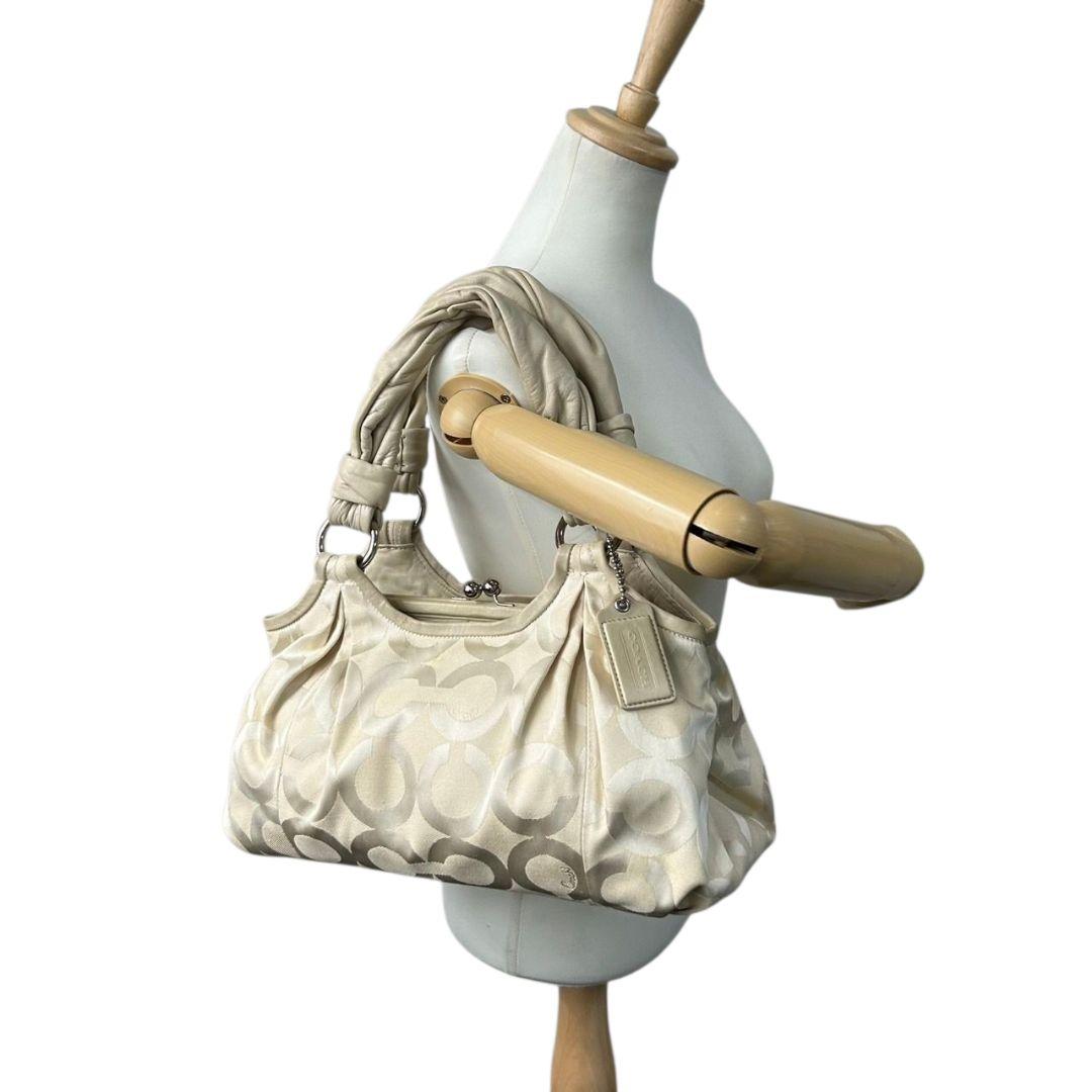 コーチ ハンドバッグ 白 ホワイト オプアート マディソン がま口 ワンショルダー トートバッグ 肩掛け可 キャンバス レザー 本革 ベージュ シルバー金具 ロゴタグ s70 COACH