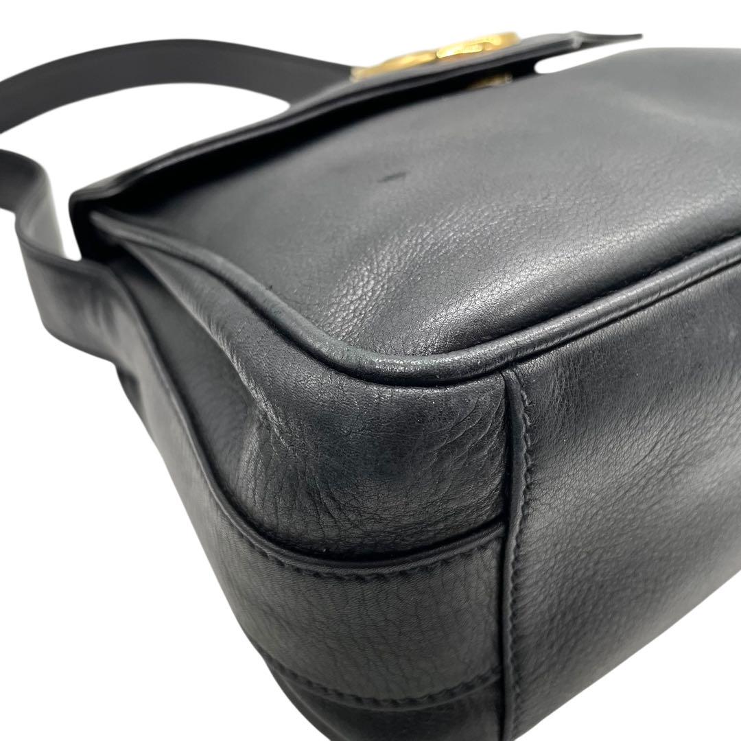 グッチ ショルダーバッグ ブラック ホースシュー ヴィンテージ 斜め掛け クロスボディー D2 フラップ ゴールド金具 刻印 コンパクト オールドグッチ GUCCI レザー レディース バッグ