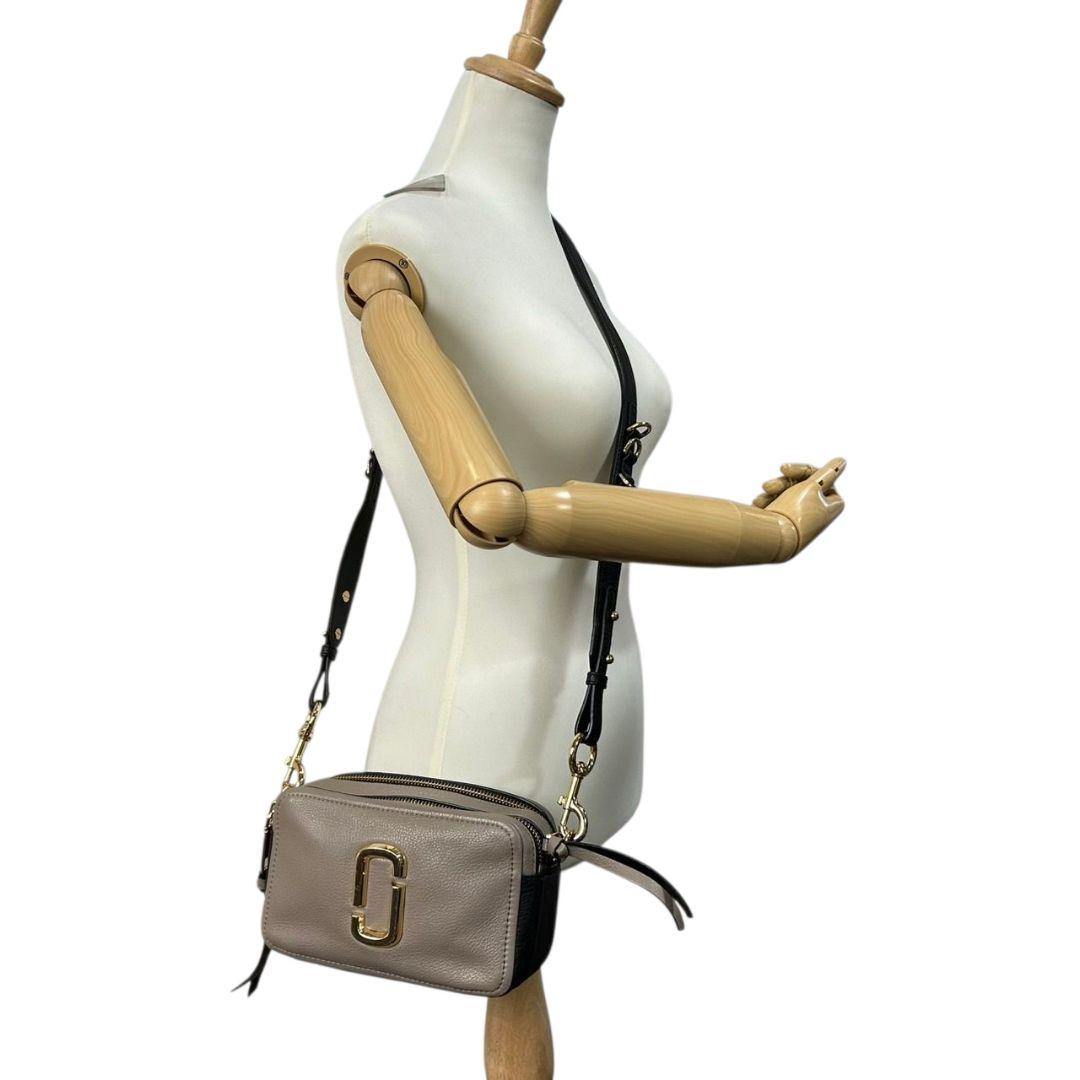 美品 マークジェイコブス ショルダーバッグ グレー ブラック 黒 スナップショット レザー 本革 斜め掛け可 自立可 ダブルJロゴ カメラバッグ ゴールド金具 本物保証 鑑定済 オシャレ MARC JACOBS s44