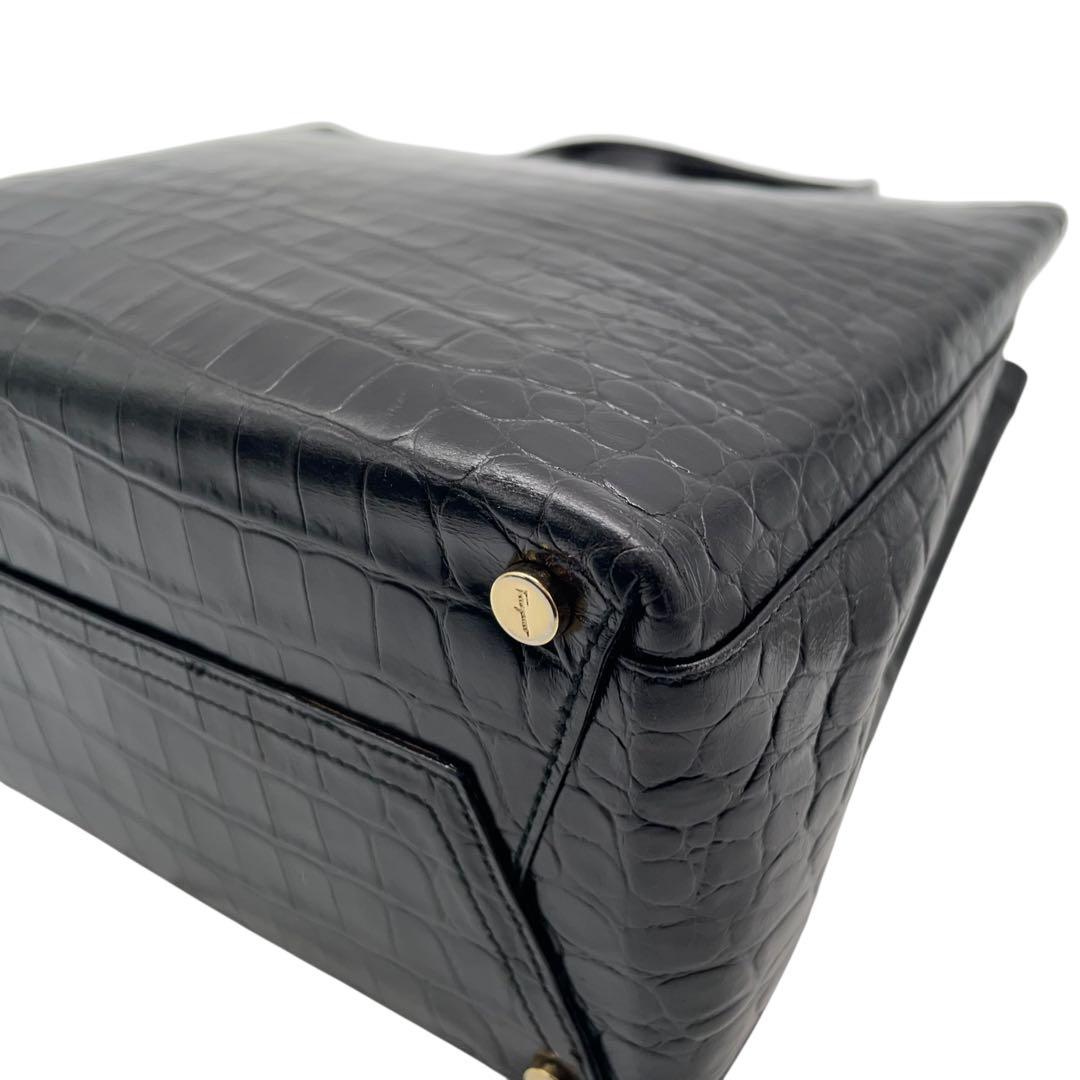 フェラガモ ハンドバッグ ヴァラリボン 型押し フラップ レザー 自立型 コンパクト ゴールド金具 ロゴ刻印 レディース Salvatore Ferragamo s87