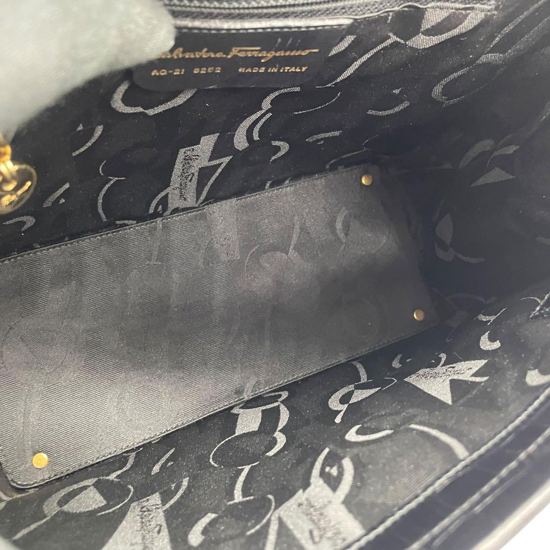 フェラガモ ハンドバッグ ヴァラリボン 型押し フラップ レザー 自立型 コンパクト ゴールド金具 ロゴ刻印 レディース Salvatore Ferragamo s87