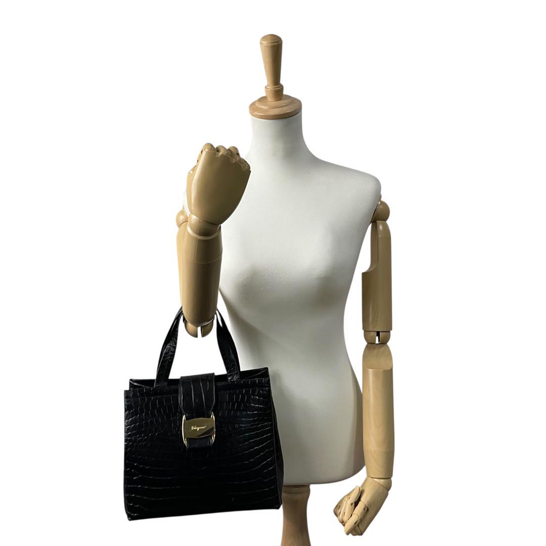 フェラガモ ハンドバッグ ヴァラリボン 型押し フラップ レザー 自立型 コンパクト ゴールド金具 ロゴ刻印 レディース Salvatore Ferragamo s87