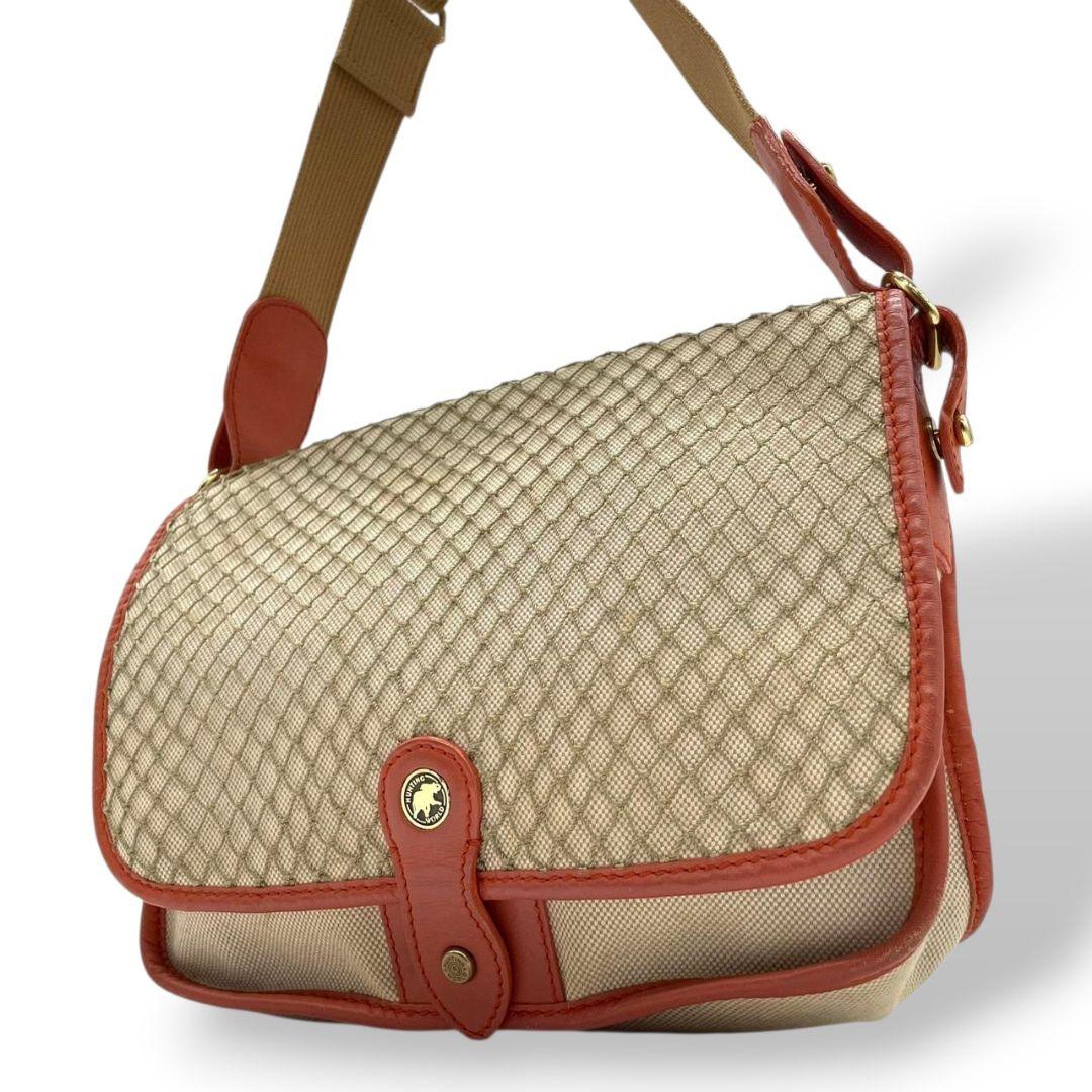 国内タイトルハンティングワールド ショルダーバッグ ベージュ レッド フラップ キャンバス レザー 斜め掛け可 ゴールド金具 ロゴ 本革 オレンジ 肩掛け可 HUNTING WORLD