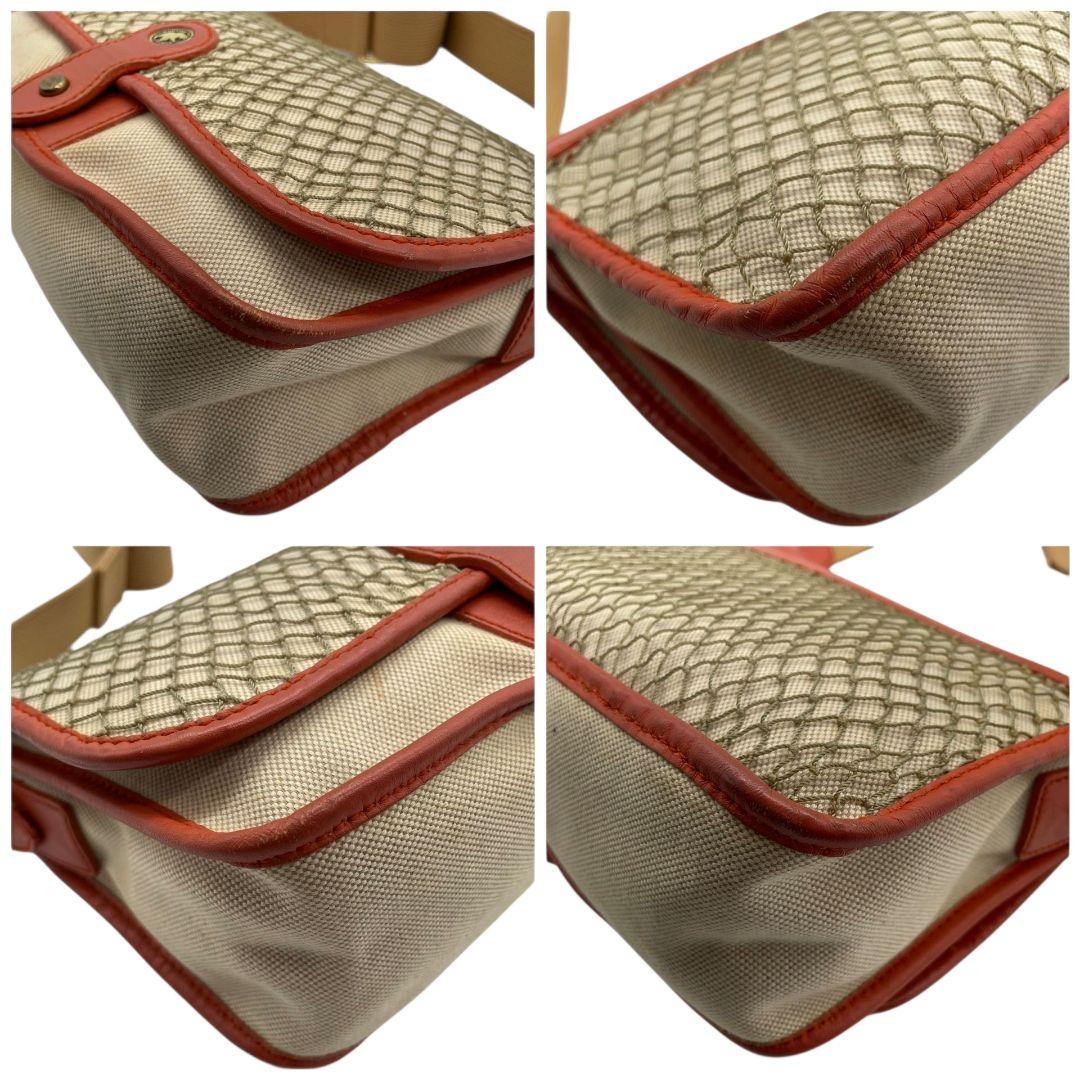 国内タイトルハンティングワールド ショルダーバッグ ベージュ レッド フラップ キャンバス レザー 斜め掛け可 ゴールド金具 ロゴ 本革 オレンジ 肩掛け可 HUNTING WORLD