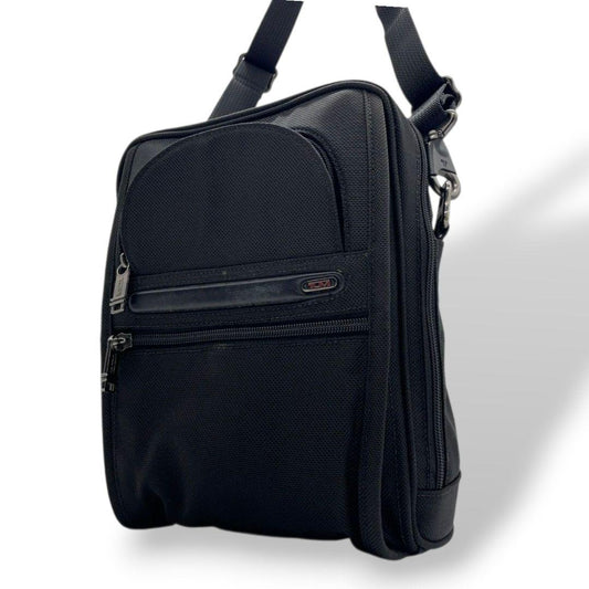 トゥミ ショルダーバッグ 黒 ロゴ 斜め掛け可 ビジネスバッグ キャンバス ブラック シルバー金具 メンズ TUMI T7 クロスボディ ナイロン風 軽量 通勤 通学 オシャレ