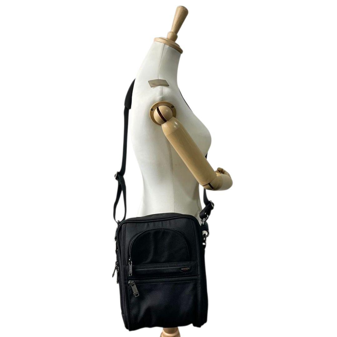 トゥミ ショルダーバッグ 黒 ロゴ 斜め掛け可 ビジネスバッグ キャンバス ブラック シルバー金具 メンズ TUMI T7 クロスボディ ナイロン風 軽量 通勤 通学 オシャレ