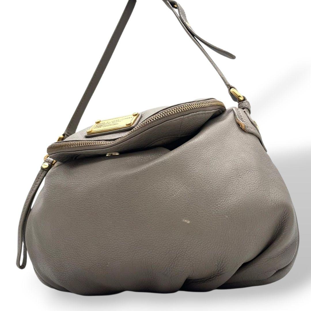 マークバイマークジェイコブス ショルダーバッグ グレー 斜め掛け可 レザー 本革 ゴールド金具 ロゴプレート s5 MARC BY MARC JACOBS レディース