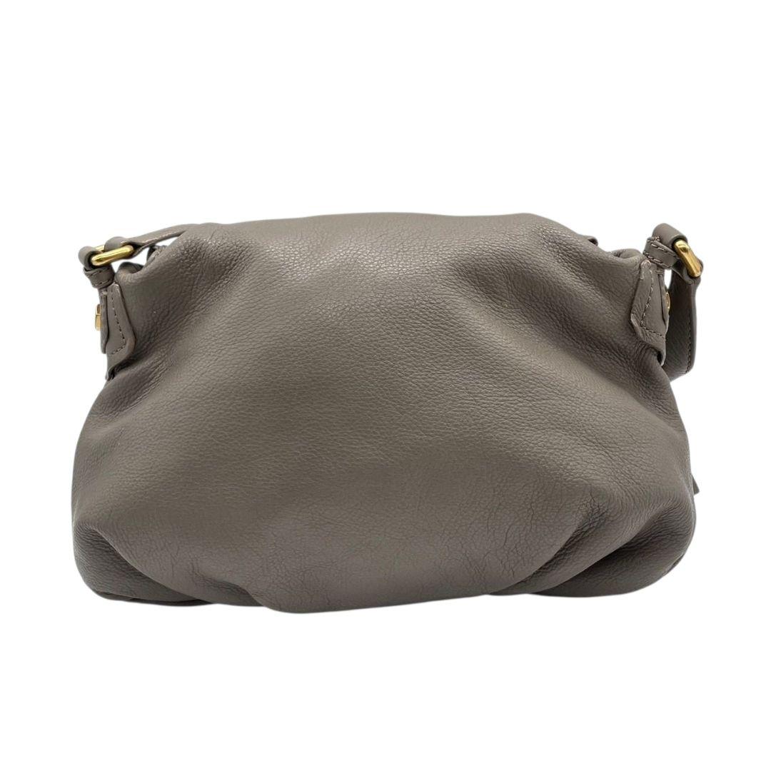 マークバイマークジェイコブス ショルダーバッグ グレー 斜め掛け可 レザー 本革 ゴールド金具 ロゴプレート s5 MARC BY MARC JACOBS レディース