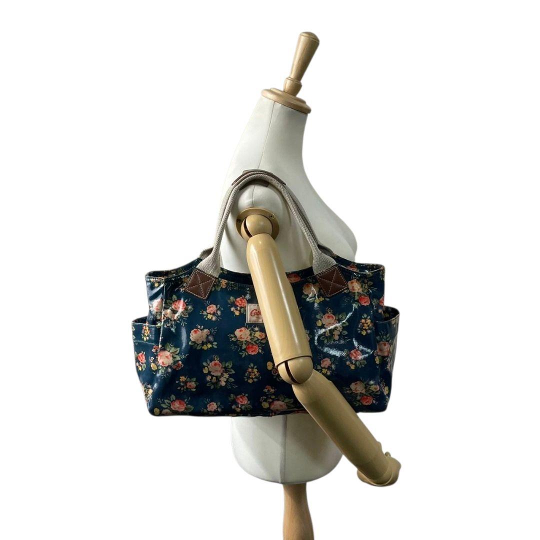 キャスキッドソン　トートバッグ　紺　花柄　総柄　ワンショル　エナメル　T4　ハンドバッグ　Cath Kidston　肩掛け可　肩かけ可　ロゴタグ　ネイビー　ブルー