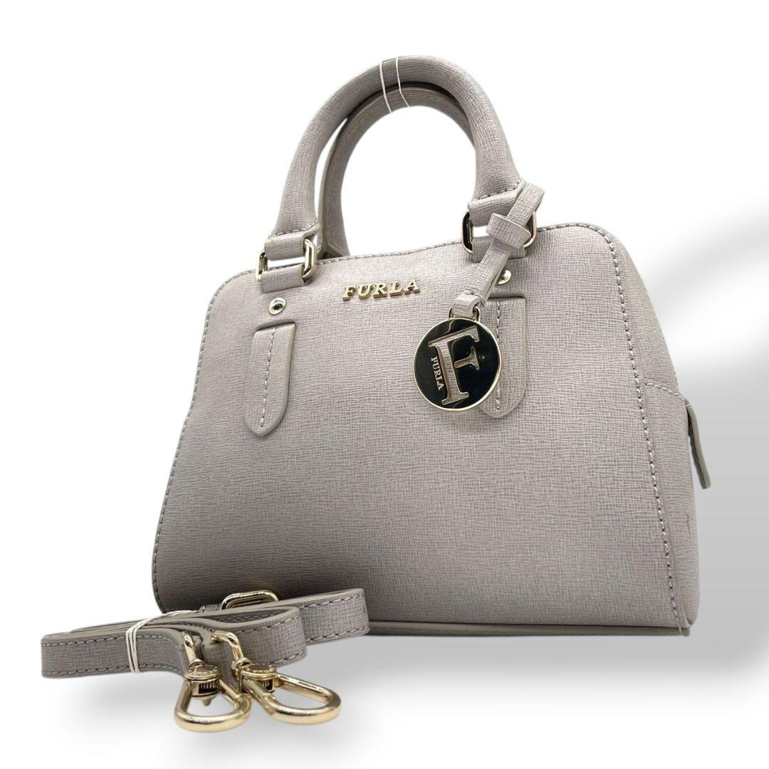フルラ ハンドバッグ グレー グレージュ 2way ショルダーバッグ 斜め掛け可 トートバッグ レザー 本革 ゴールド金具 ロゴ チャーム付き FURLA 上品 おしゃれ 通勤 通学