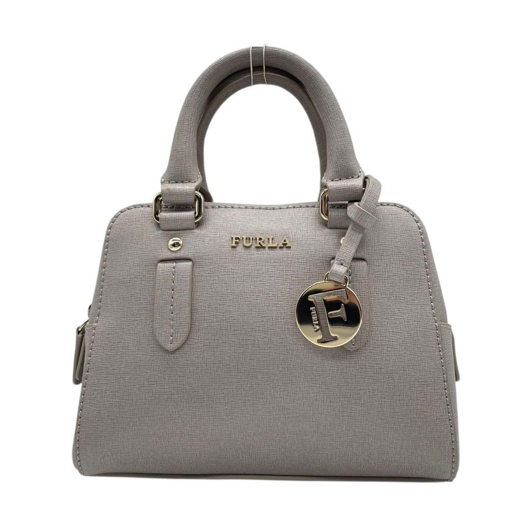 フルラ ハンドバッグ グレー グレージュ 2way ショルダーバッグ 斜め掛け可 トートバッグ レザー 本革 ゴールド金具 ロゴ チャーム付き FURLA 上品 おしゃれ 通勤 通学