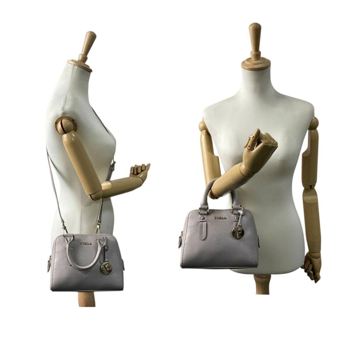 フルラ ハンドバッグ グレー グレージュ 2way ショルダーバッグ 斜め掛け可 トートバッグ レザー 本革 ゴールド金具 ロゴ チャーム付き FURLA 上品 おしゃれ 通勤 通学