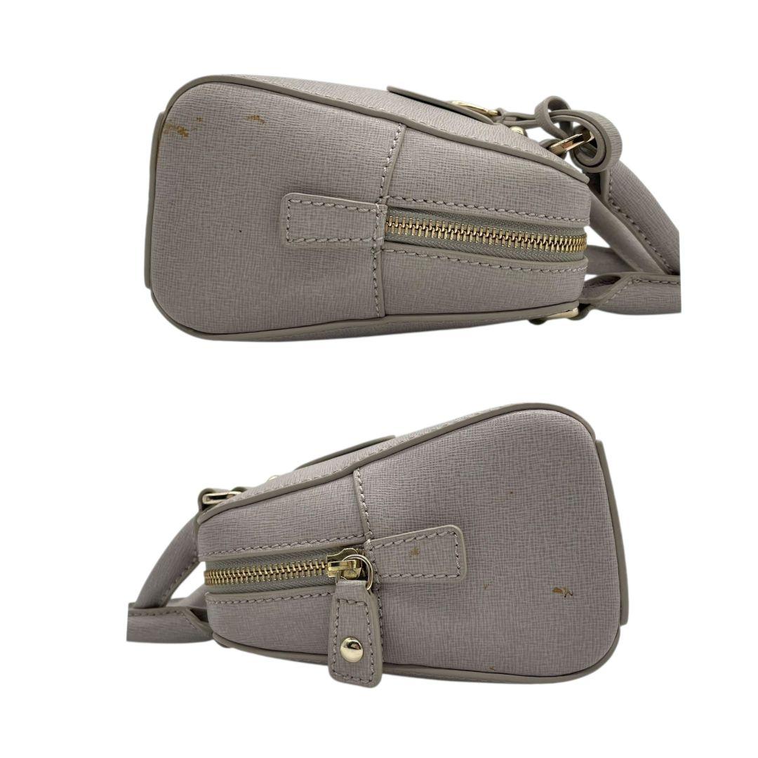 フルラ ハンドバッグ グレー グレージュ 2way ショルダーバッグ 斜め掛け可 トートバッグ レザー 本革 ゴールド金具 ロゴ チャーム付き FURLA 上品 おしゃれ 通勤 通学