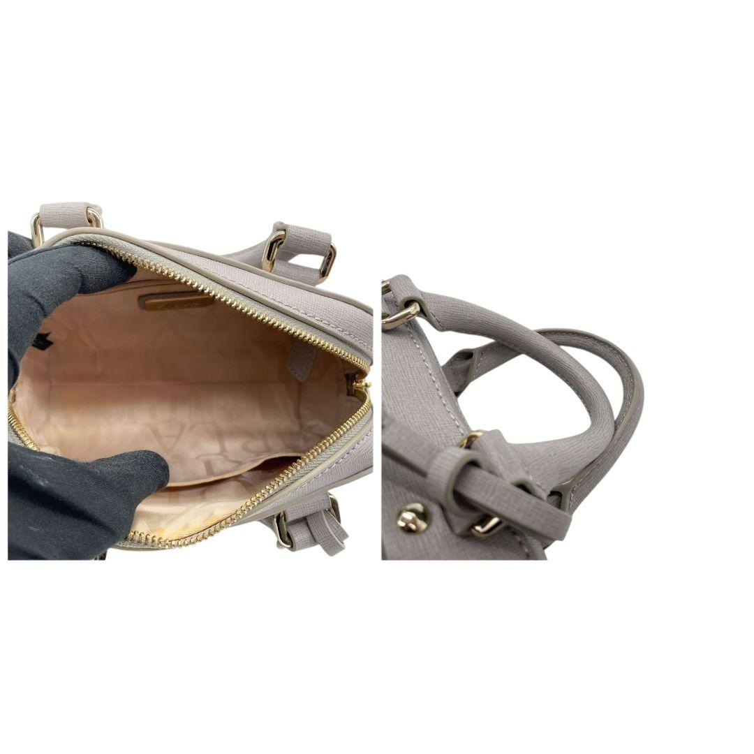 フルラ ハンドバッグ グレー グレージュ 2way ショルダーバッグ 斜め掛け可 トートバッグ レザー 本革 ゴールド金具 ロゴ チャーム付き FURLA 上品 おしゃれ 通勤 通学